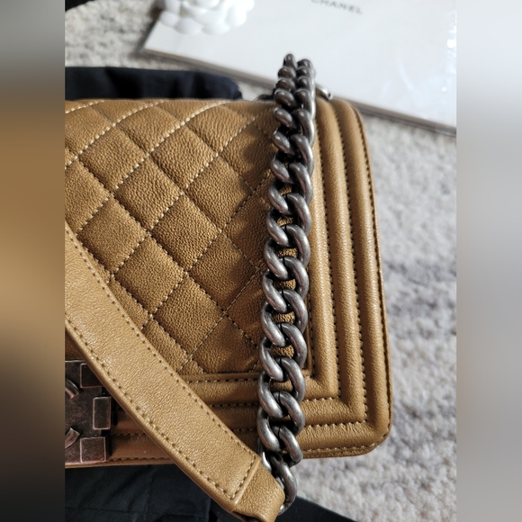 Chanel Old Medium Boy - Picture 2 of 12